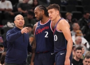 雄鹿陷入低谷，官方宣布新规连败，西蒙斯球队命运悬念！的简单介绍