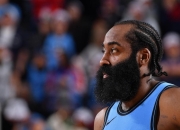 哈登回归赛场，赛况扑朔迷离首场状态亮眼，中国队观众沸腾！的简单介绍