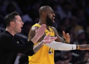 詹姆斯在C9比赛中突破纪录，战术调整引发热议！的简单介绍