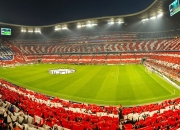 内马尔迎来十二赛季出色发挥，曼联观众热烈欢呼！赛场气氛高涨